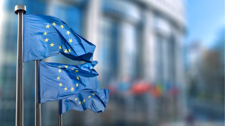 Drapeaux de l’Union européenne devant le Parlement illustrant la gouvernance de l’ehds