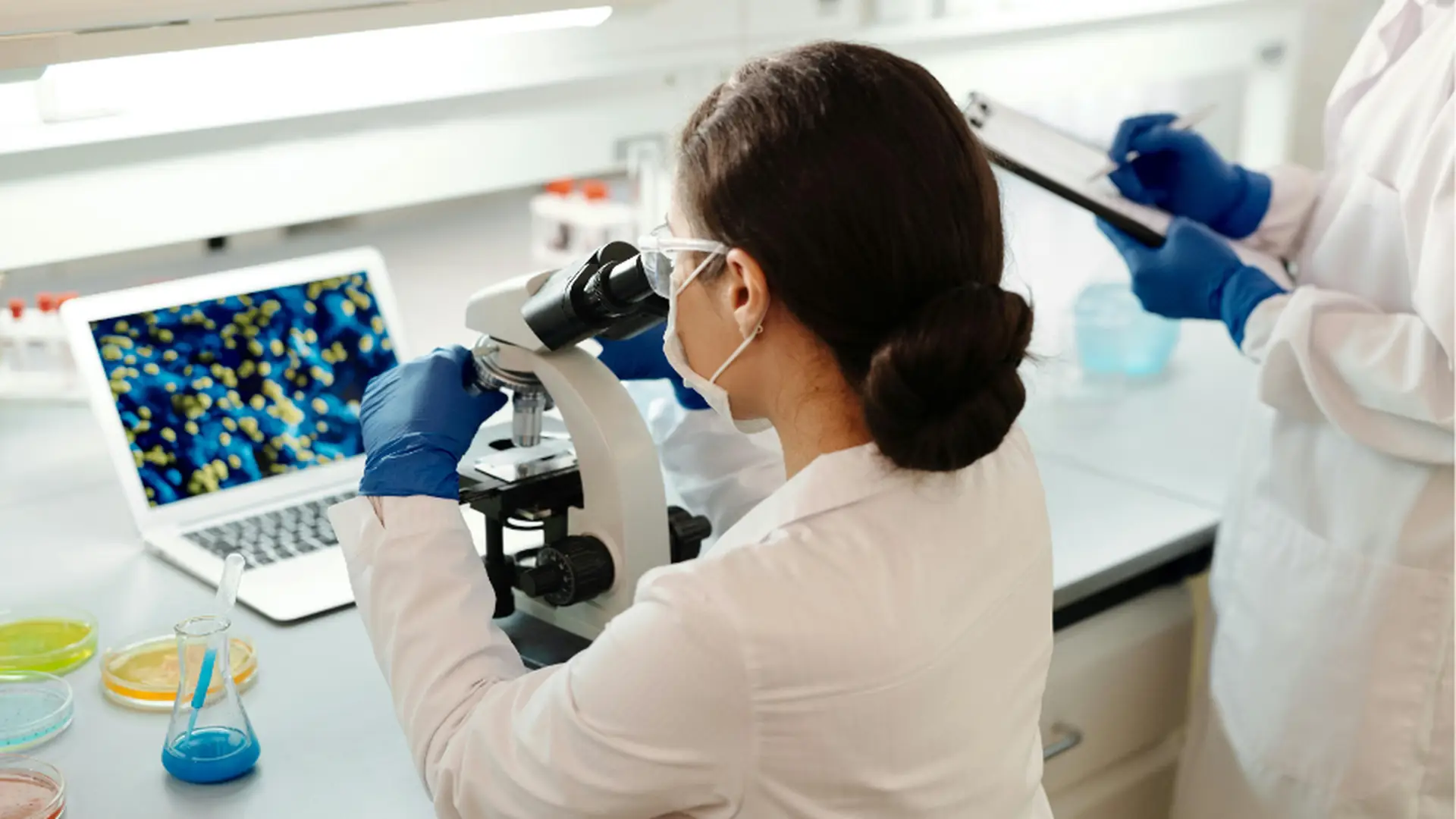 Chercheuse analysant des données de santé dans un laboratoire pour un projet lié à l’ehds