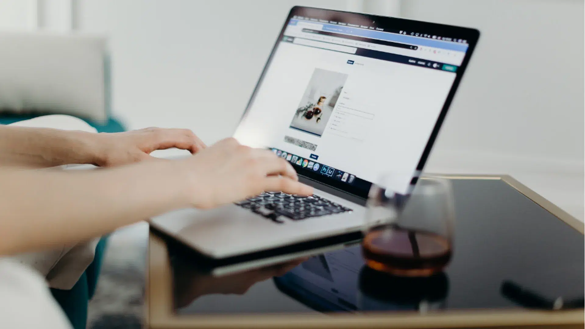 Utilisateur consultant un site web et acceptant les cgu définition en ligne