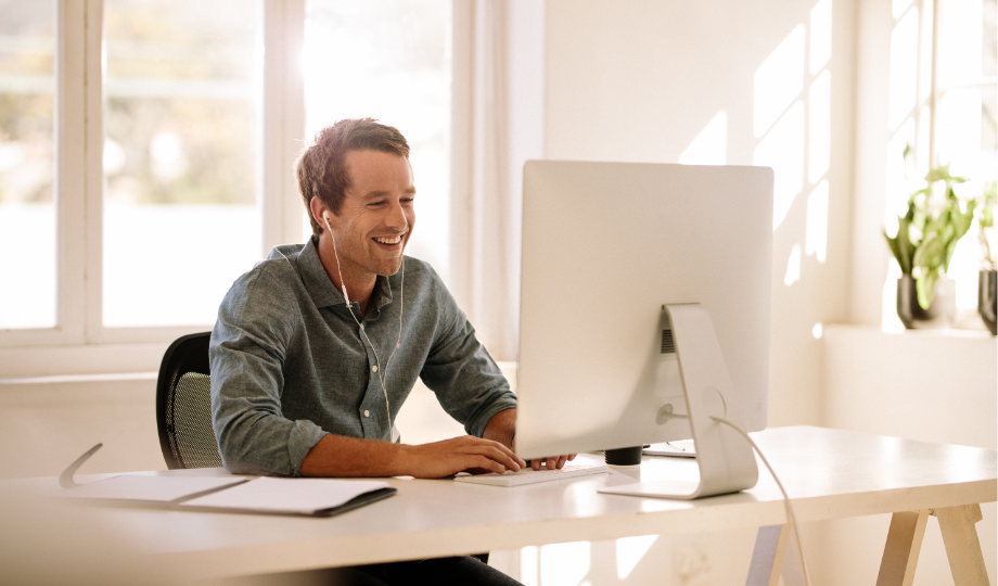 Personne qui suit un Mooc RGPD en ligne