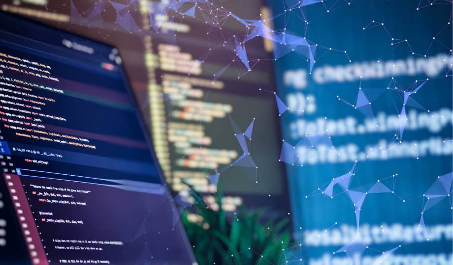 Écrans de code informatique associés à des connexions numériques, illustrant l’importance de sécuriser les infrastructures technologiques financières selon Dora.ia
