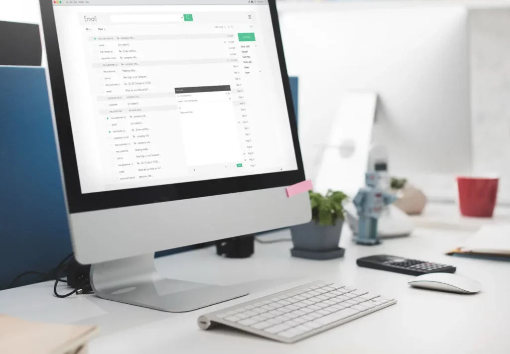Un ordinateur avec une page ouverte sur la liste des emails reçus