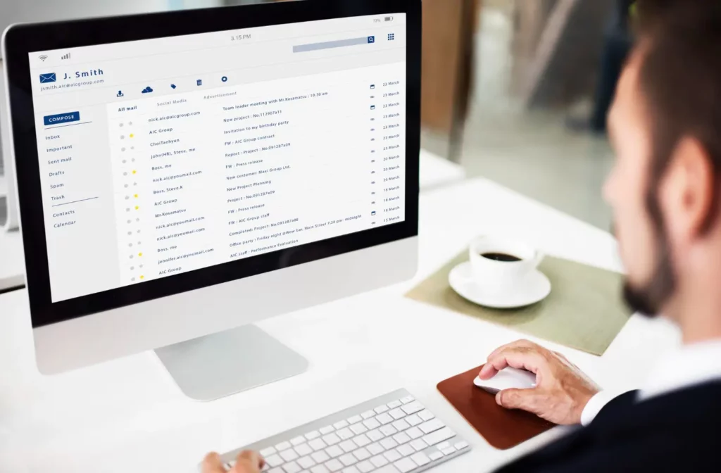 Une personne au travail entrain de consulter ses ouvertures de mails non conformes à la nouvelle recommandation de la CNIL sur les pixels de suivi dans les emails
