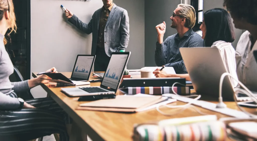 Une réunion d'équipe sur la base de statistiques de performance